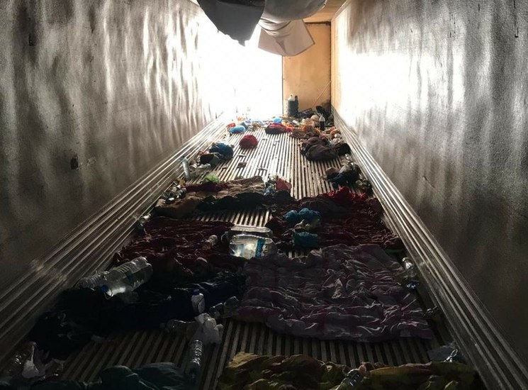En Veracruz,  agentes de la Policía Federal aseguraron a 140 migrantes hacinados en caja de tráiler