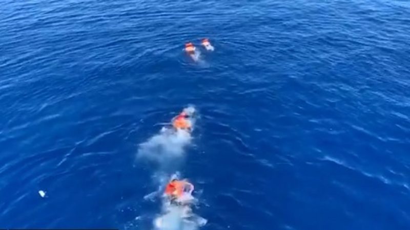Video: Se lanzan al mar desesperados migrantes que viajan desde hace 17 días en el barco de ayuda humanitaria Open Arms ya que ninguna nación quiere acogerlos