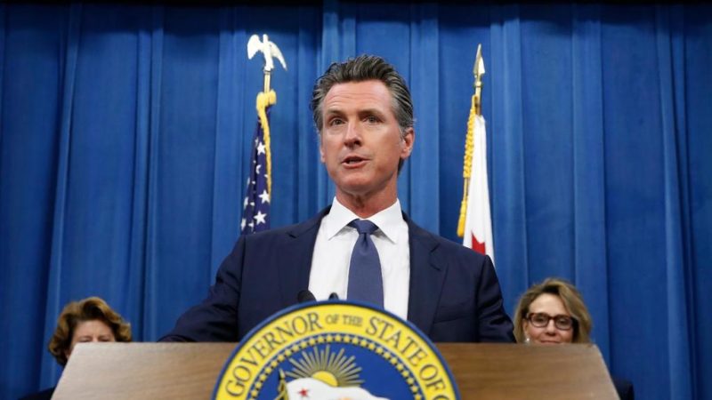 El gobernador de California condena el reglamento de Trump que define quién es una carga pública