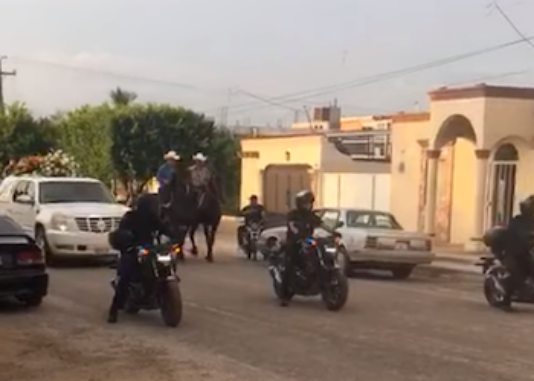 Video: Narcofuneral pone en la mira a ‘Los Salazar’ en México; en el cortejo fúnebre, una escolta policial