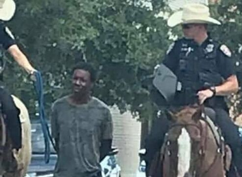 Video: Dos policías a caballo conducen con una cuerda a un hombre negro detenido. Recuerda a la esclavitud en EU. “Esto es 2019 y no 1819”:NAAACP