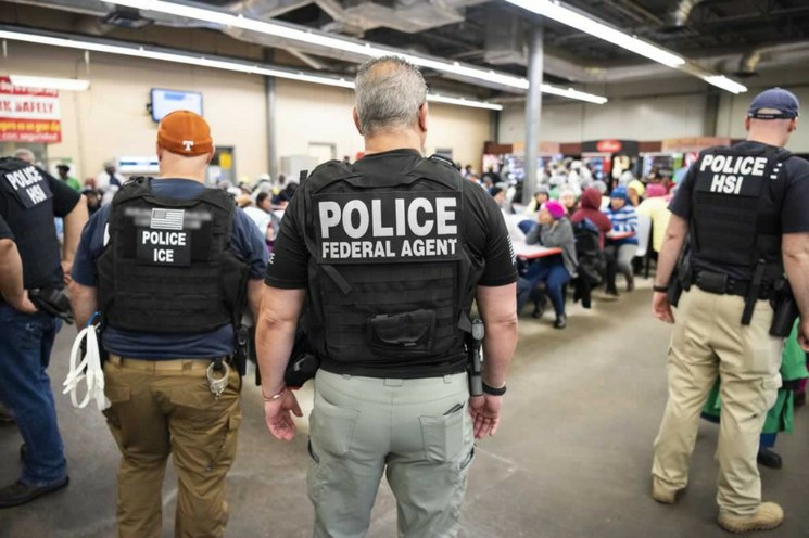 107 mexicanos detenidos en redadas antimigrantes en Misisipi