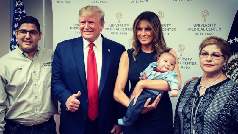 Critican a Donald Trump y a Melania por posar con el bebé que quedó huérfano tras el tiroteo en El Paso