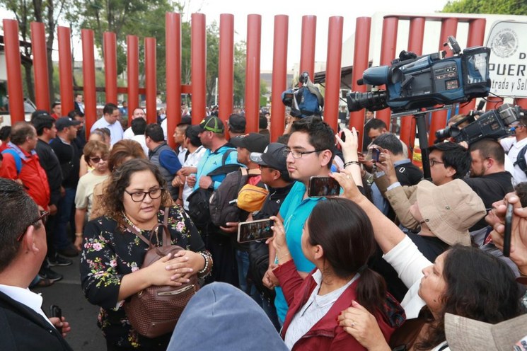 Deja salir la CNTE a niños y diputados atrapados en San Lázaro
