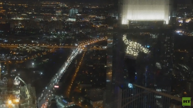 Video: Adictos a la adrenalina caminan por la cuerda floja entre rascacielos de Moscú, a 350 metros de altura, Sin protección alguna