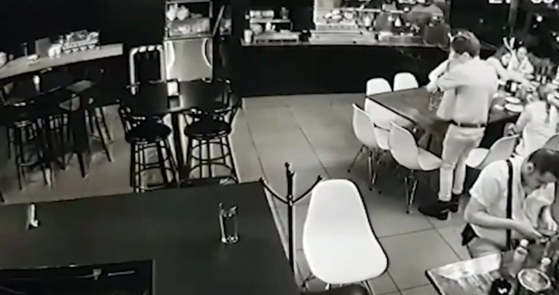Un FUERTE VIDEO muestra el momento exacto en que dos sujetos abren fuego en un bar de Michoacán y matan a cuatro personas