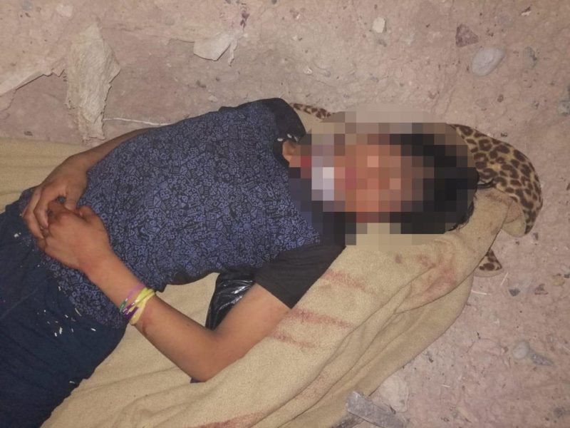 Policías sorprendieron a dos hombres cuando enterraban vivo a un joven de 17 años en Torreón