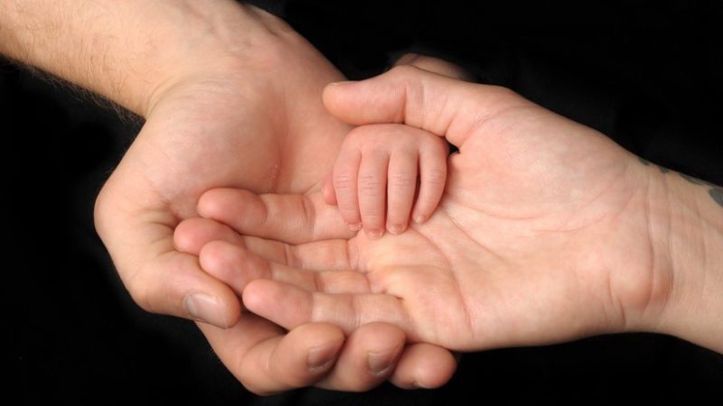 Por un error de fecundación in vitro tienen una hija de “rasgos asiáticos”, se divorcian y demandan a la clínica de fertilidad