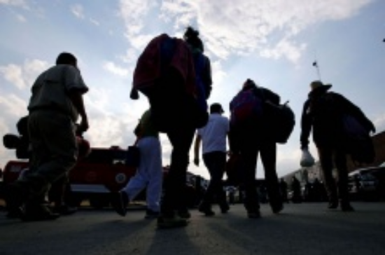 Criminales utilizan vacíos de la ley de asilo para traficar personas: EU