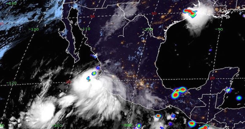 “Lorena” toca tierra como huracán de categoría 1 en Jalisco; se pronostican lluvias e inundaciones