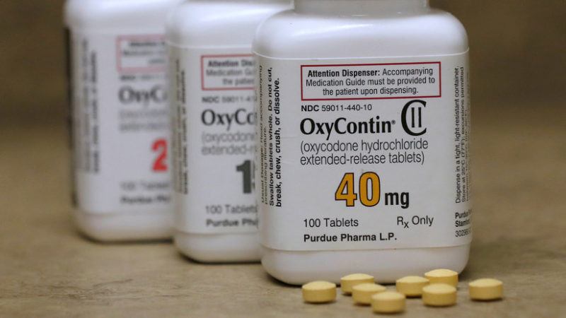 Video: Gigante farmacéutico, en bancarrota tras 2.600 demandas por causar epidemia de opioides que “mató a 400 mil personas”