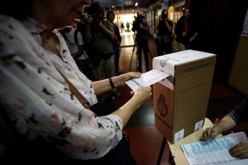 Los Fernández, favoritos en las elecciones argentinas de este día