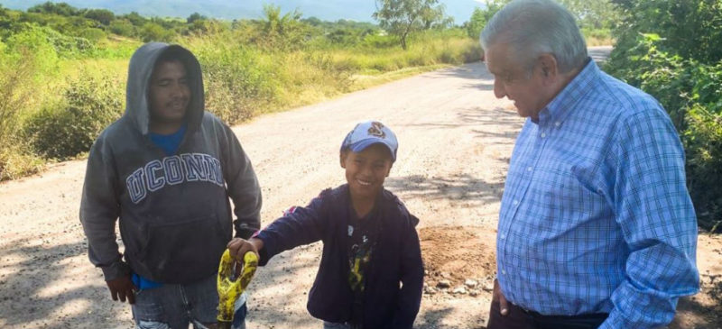 Video: AMLO llama a Cuauhtémoc Blanco y otros gobernadores a reparar carreteras que estan llenas de baches. ““Pónganse a trabajar”.