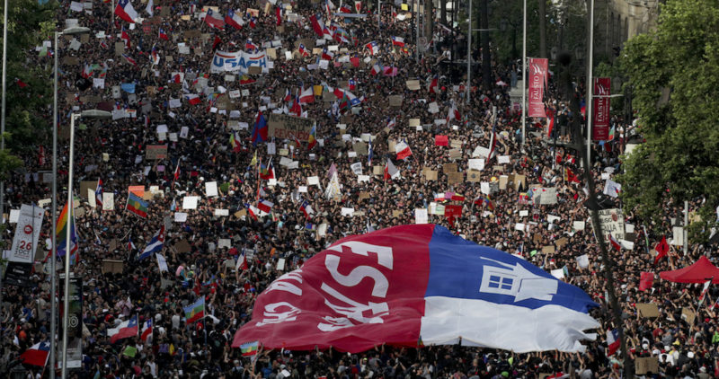 Video: Más de un millón de chilenos marchan contra Piñera y piden sacar a militares de las calles
