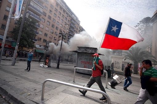 Protestas y huelga general en medio del toque de queda en Chile