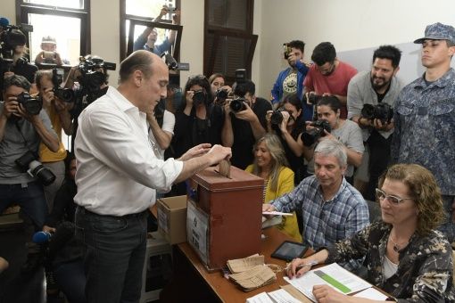 Uruguayos a las urnas, hoy: eligen presidente, vicepresidente y parlamentarios
