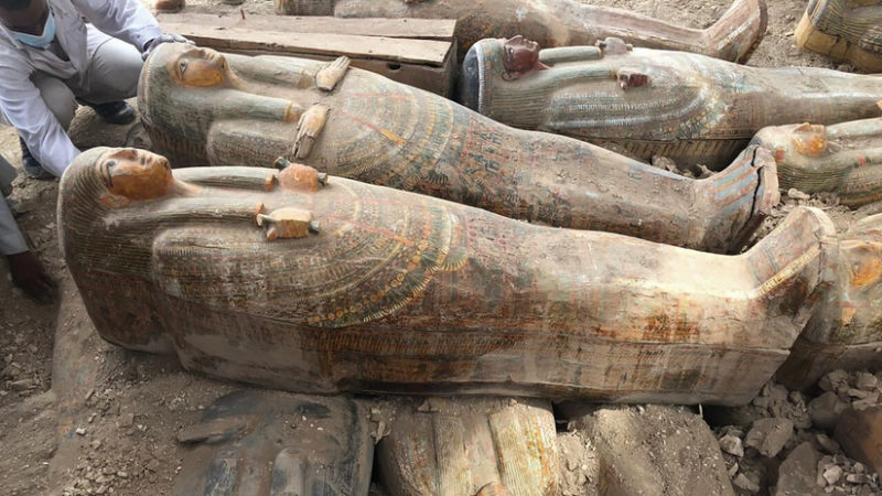 Hallan 20 sarcófagos antiguos de madera bien conservados en Egipto