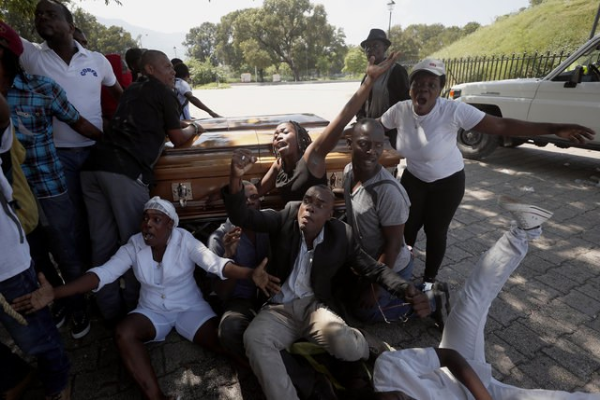 Miles acuden a funerales de al menos 20 caídos en protestas de Haití; demandan renuncia del presidente Möise