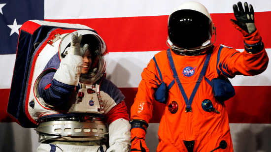 La NASA presenta nuevos trajes espaciales para la misión tripulada a la Luna
