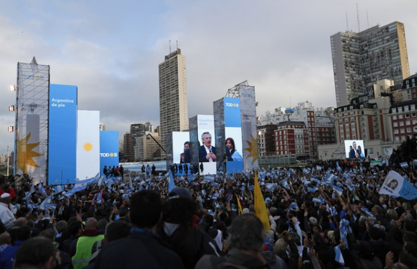 Los opositores Fernández, con amplia ventaja rumbo a elecciones en Argentina el domingo
