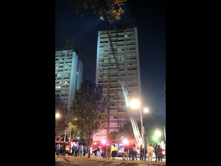 Incendio en tres pisos del edificio Zacatecas en Tlatelolco deja un muerto y más de 300 evacuados