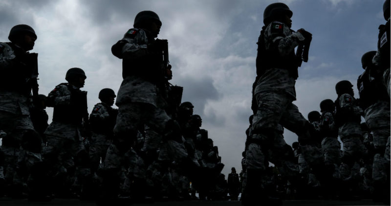 Hay indicios de que los militares en México se están cansando de ofrecer la otra mejilla, dice AP
