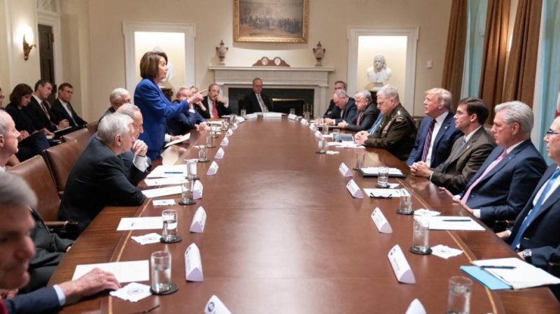 Líderes demócratas abandonan reunión con Trump ya que llamó a Pelosi “política de tercera clase”