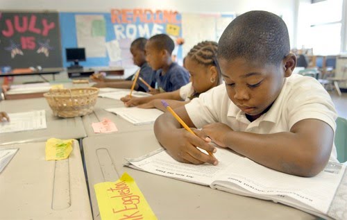 Mayor atención y recursos del distrito escolar a estudiantes afroamericanos y necesitados