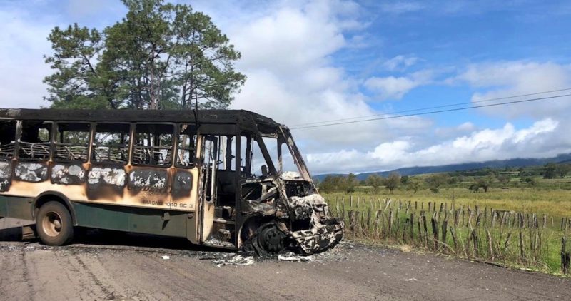 Presuntos sicarios del CJNG queman más de 50 vehículos para bloquear caminos de Michoacán