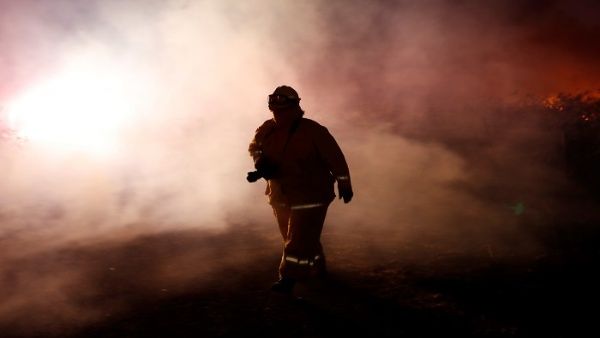 Videos: El gobernador Newsom declara emergencia en todo el estado debido a incendios y condiciones climáticas extremas