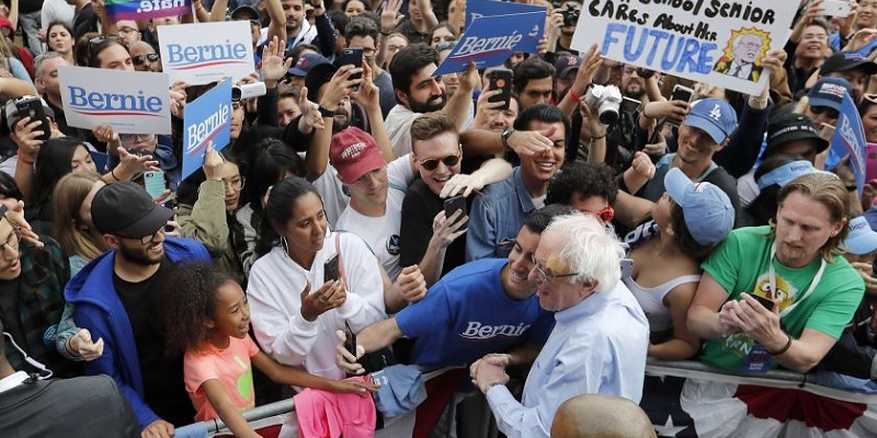 Sanders amplía brecha a la cabeza entre jóvenes latinos de California