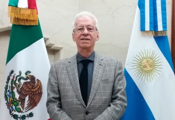 Embajador mexicano en Argentino captado en video robándose un libro; podría ser cesado de inmediato: Ebrard