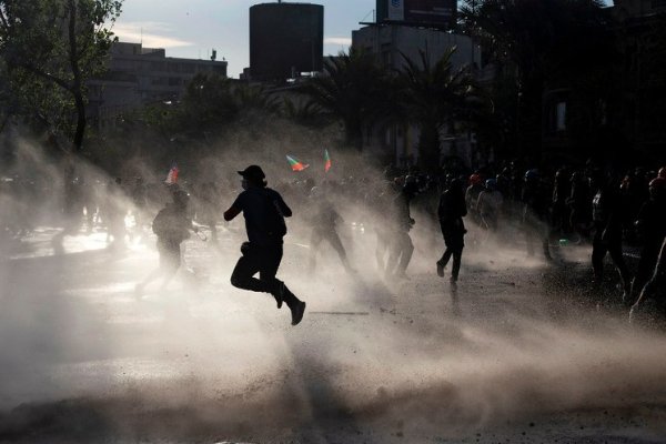 Al menos 136 detenidos en violenta protesta en Chile
