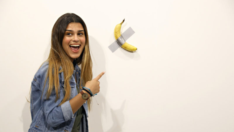 Video: Llega a ver la obra de arte de la banana valorada en 120.000 dólares y se la come