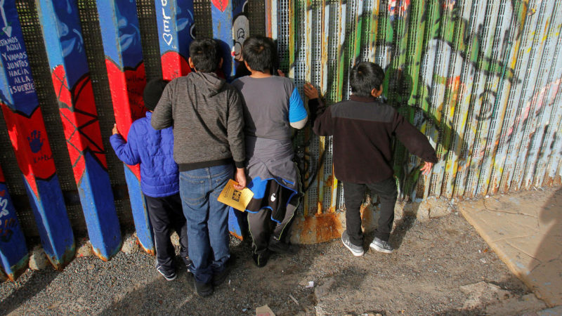 Migrantes se reunieron frente al muro en Tijuana para celebrar una posada