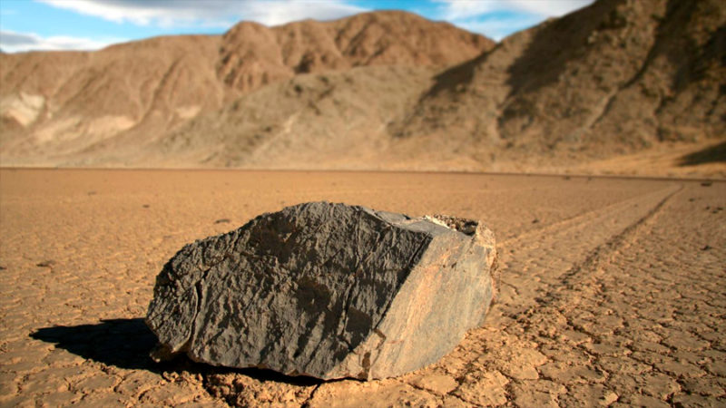 Descubren el rastro de una inquietante piedra reptante que se movía sola entre los dinosaurios