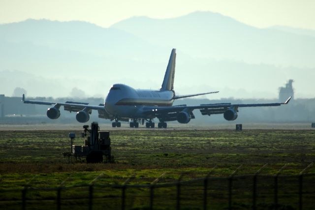Llega a California avión con 200 estadunidenses evacuados de Wuhan