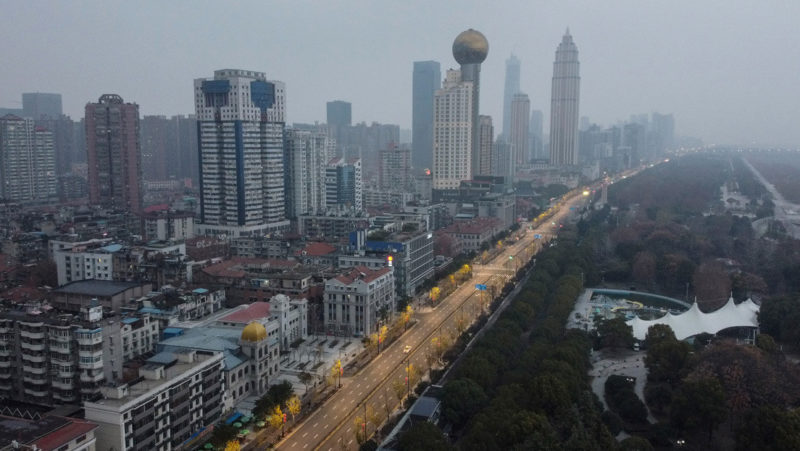 Videos: Residentes de la ciudad cerrada de Wuhan cantan desde los balcones en medio de la cuarentena por el coronavirus chino. Masiva animación