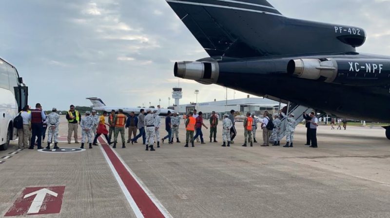 El gobierno mexicano deporta a 219 hondureños; los envía en avión militar