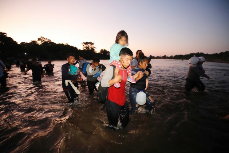 Sin resistencia, entran unos 2 mil migrantes a México por el río Suchiate. Ayer 2 mil fueron deportados