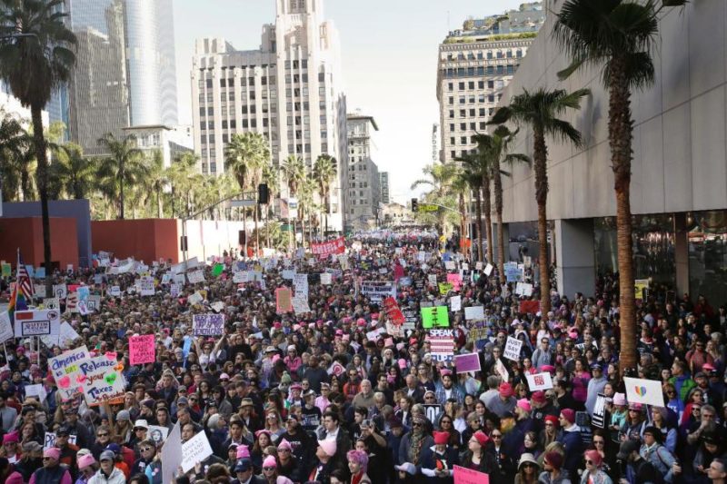 300 mil personas participaron en la Marcha de las Mujeres en Los Angeles. Exigen respeto a sus derechos