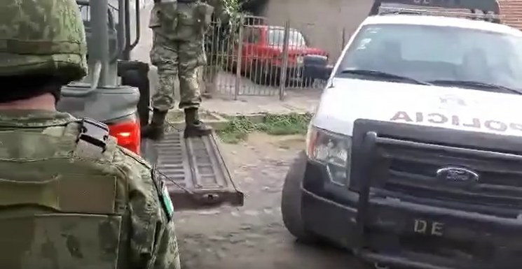 Video: Policías de Sayula, Jalisco, bloquean paso a vehículo militar