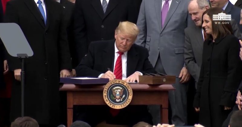 Trump firma el T-MEC. Habla de “celebración” y aprovecha para insistir en el muro fronterizo