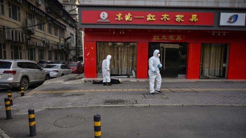 Video: Un hombre yace muerto posiblemente por coronavirus en plena calle de Wuhan sin que nadie se acerque para asistirlo
