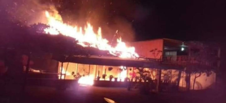 Atacan e incendian dos restaurantes en Veracruz