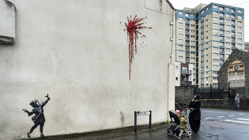 Banksy regala a su ciudad natal una nueva obra que mezcla violencia e inocencia para el Día de San Valentín