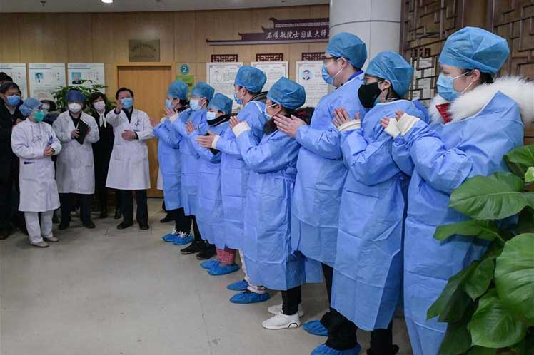 Reporta China más recuperaciones y menos contagios por coronavirus