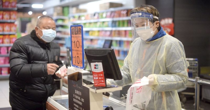 Gobierno de China: Los muertos por el coronavirus son ya 1,016; hay en la región 42,638 infectados