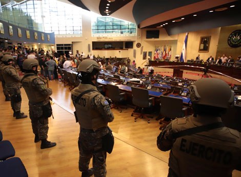 Presidente salvadoreño, acompañado de policías y militares, irrumpe en la Asamblea Legislativa para forzar a parlamentarios a aprobar un préstamo que usaría contra pandillas