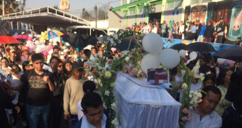 Videos: Miles le dicen adiós a la pequeña Fátima en Tulyehualco. Corean su nombre, y la exigencia de justicia